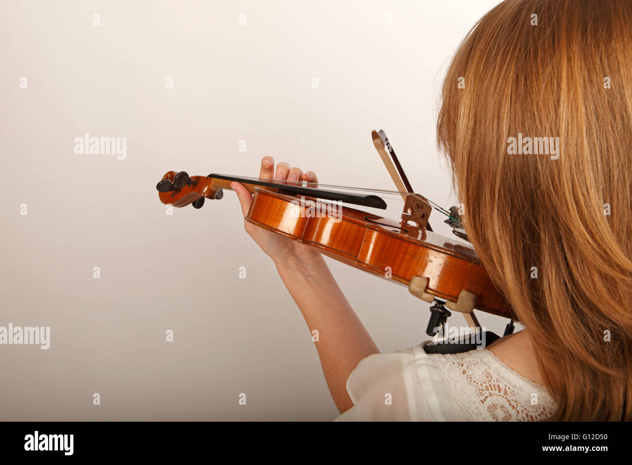 Die Geige mit dem Bogen zu spielen. Arco. Spielen Sie Position Verbeugung. Stockfoto Die Geige mit dem Bogen zu spielen. Arco. Spielen Sie Position Verbeugung. Stockfoto