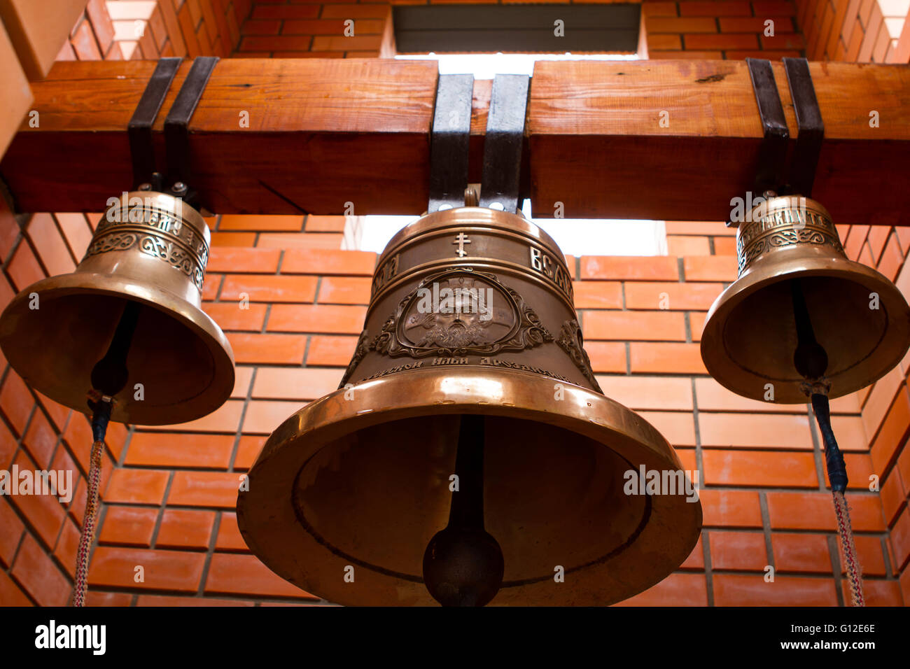 Religiösen christlichen Glocken. Gemauerte Glockenturm. Das Läuten der Glocke. Stockfoto