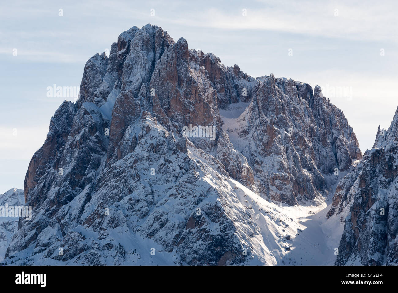 Der Berggipfel von Sassolungo. In der Wintersaison in den Grödner Bergen. Italienische Alpen. Europa. Stockfoto