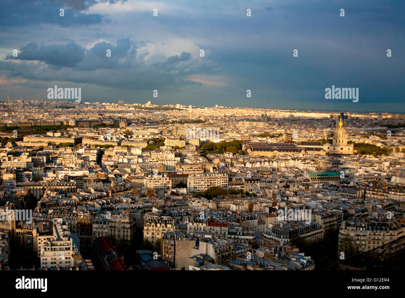 Paris-Skyline bei Sonnenuntergang Stockfoto