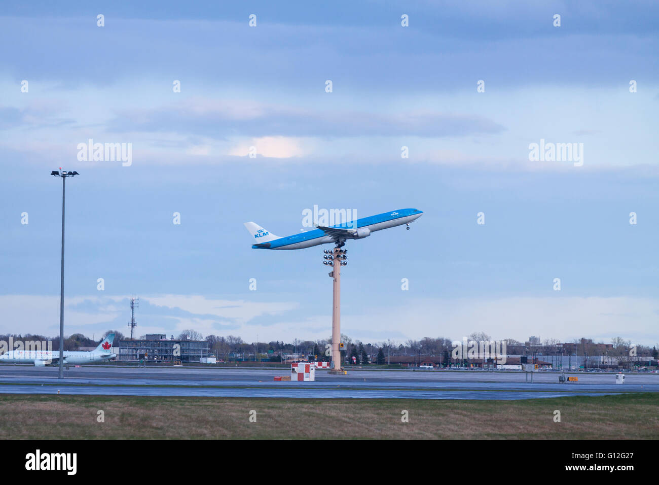KLM Flugzeug abheben aus Montréal-Pierre Elliott Trudeau Flughafen Stockfoto