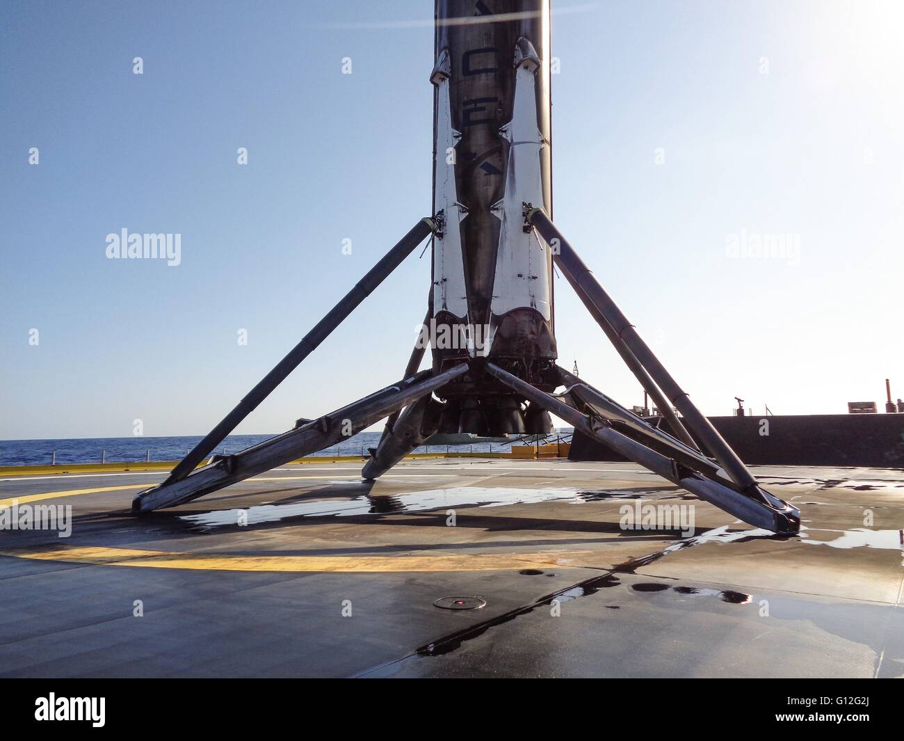 Die SpaceX Falcon 9 wiederverwendbare Rakete landet erfolgreich auf einer schwimmenden Plattform Barge 6. Mai 2016 im Atlantischen Ozean. Der Falke angetrieben ein japanischer Kommunikationssatellit JCSAT-14 in einen geostationären Orbit dann zurück auf die Droneship zum zweiten Mal. Stockfoto