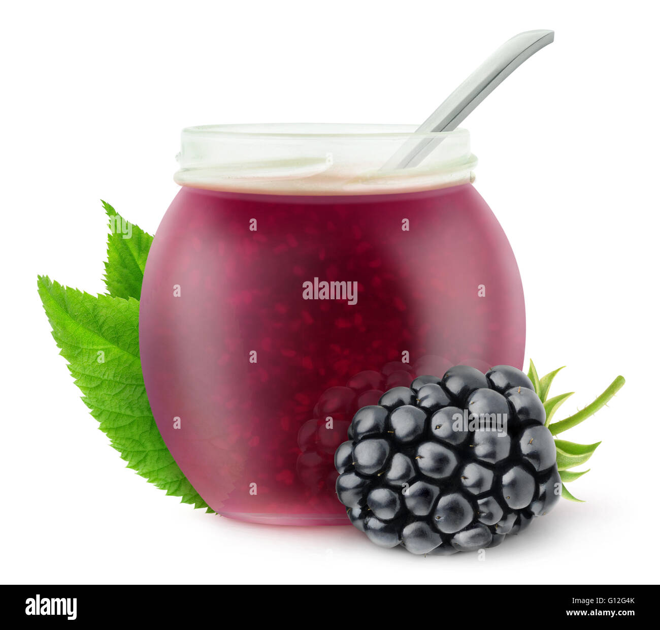 Isolierte Brombeermarmelade. BlackBerry Obst und offenen Tiegels, isoliert auf weißem Hintergrund mit Beschneidungspfad Stockfoto