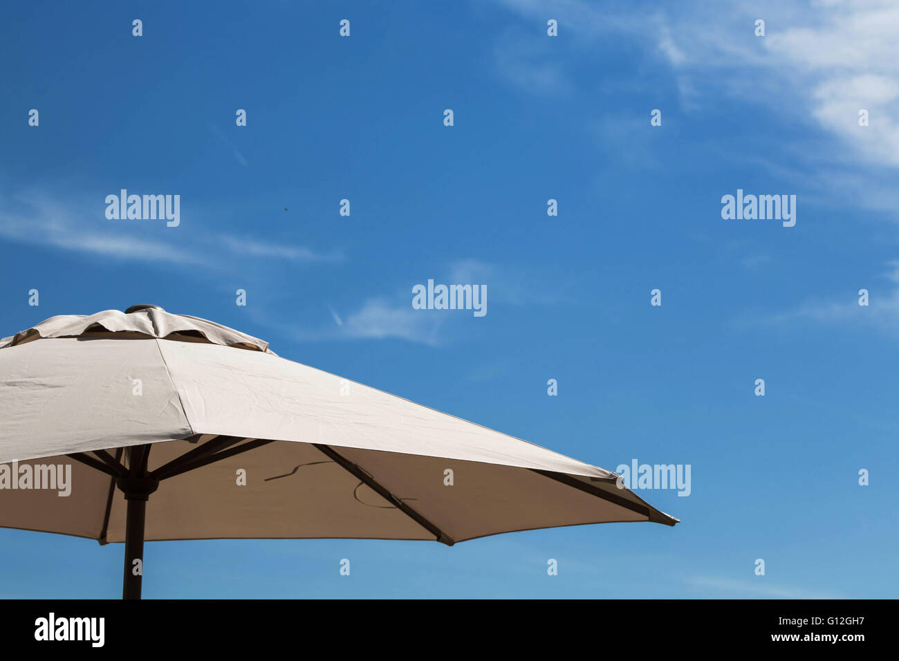 Regenschirm oder Sonnenschirm Schatten gegen einen blauen Sommerhimmel zu öffnen Stockfoto