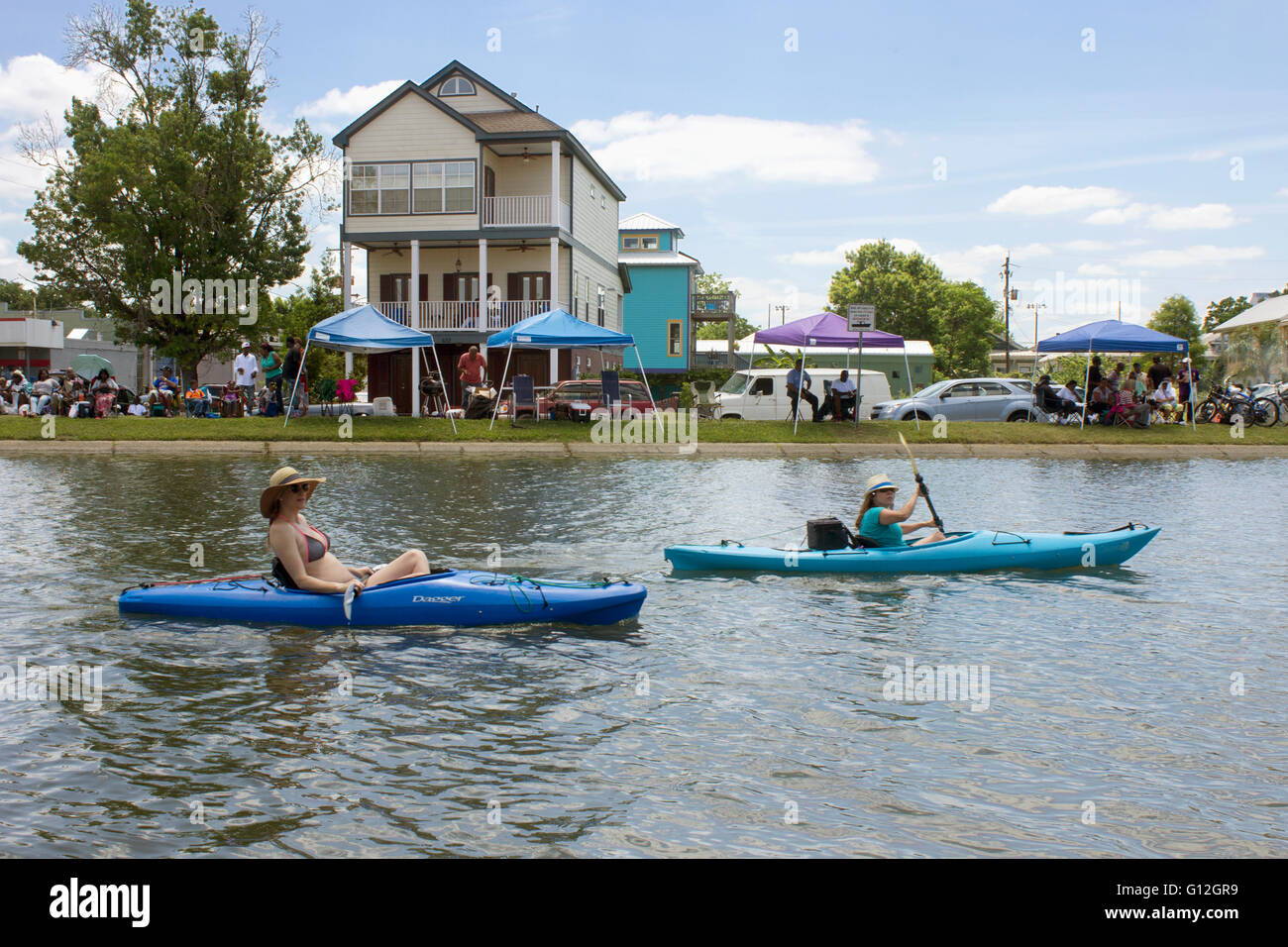 Zwei Kajakfahrer auf Bayou St. John in der Zulu-Festival in New Orleans. Stockfoto