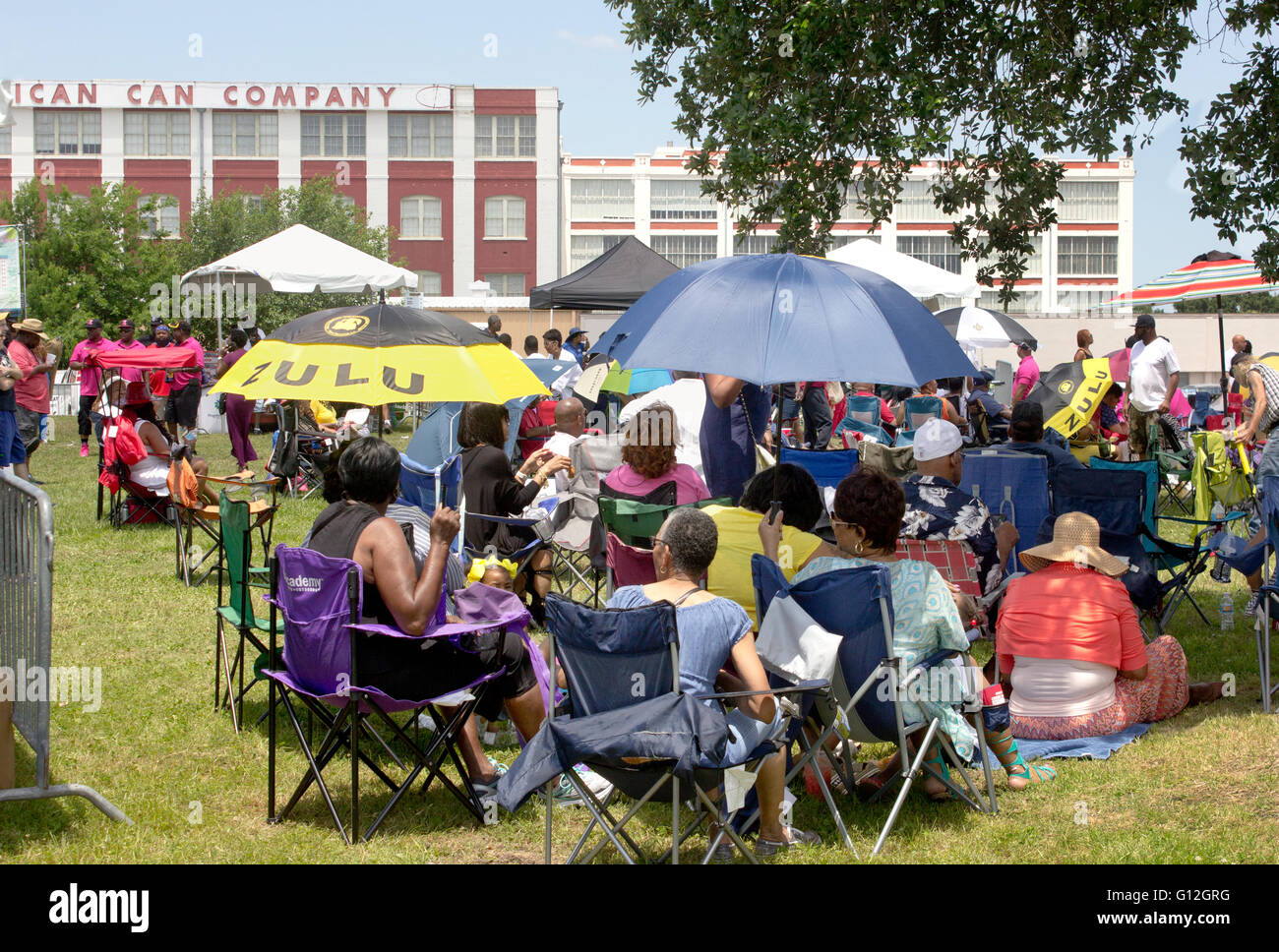 Eine Menge von Menschen sammeln am 1. jährlichen Zulu-Festival am Muttertag in New Orleans, Mai 2016. Stockfoto