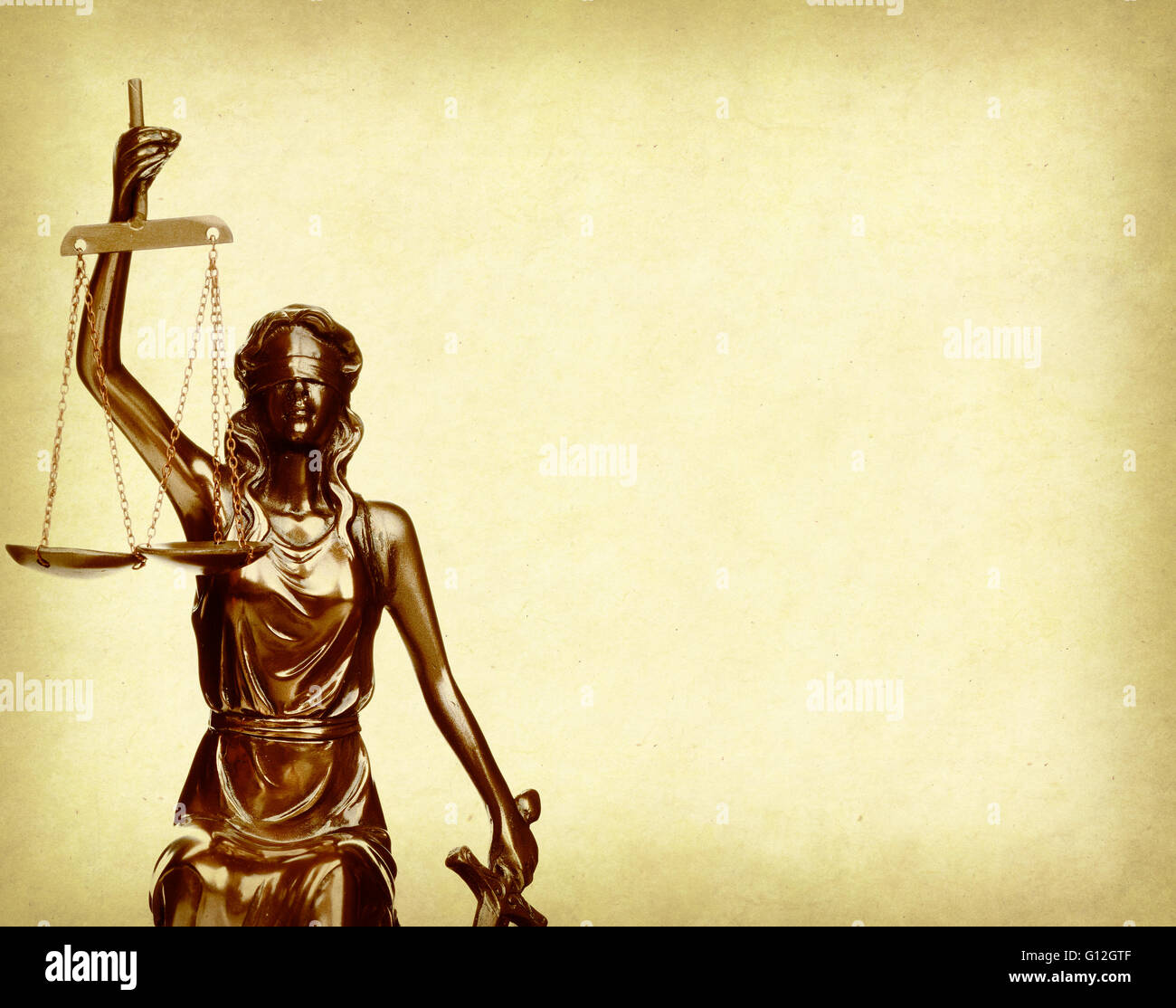 Statue der Gerechtigkeit auf altes Papierhintergrund, Begriff Stockfoto