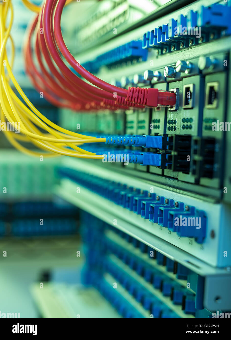 Faser-Optik-Servern und Hardwares in einem Internet-Rechenzentrum Stockfoto