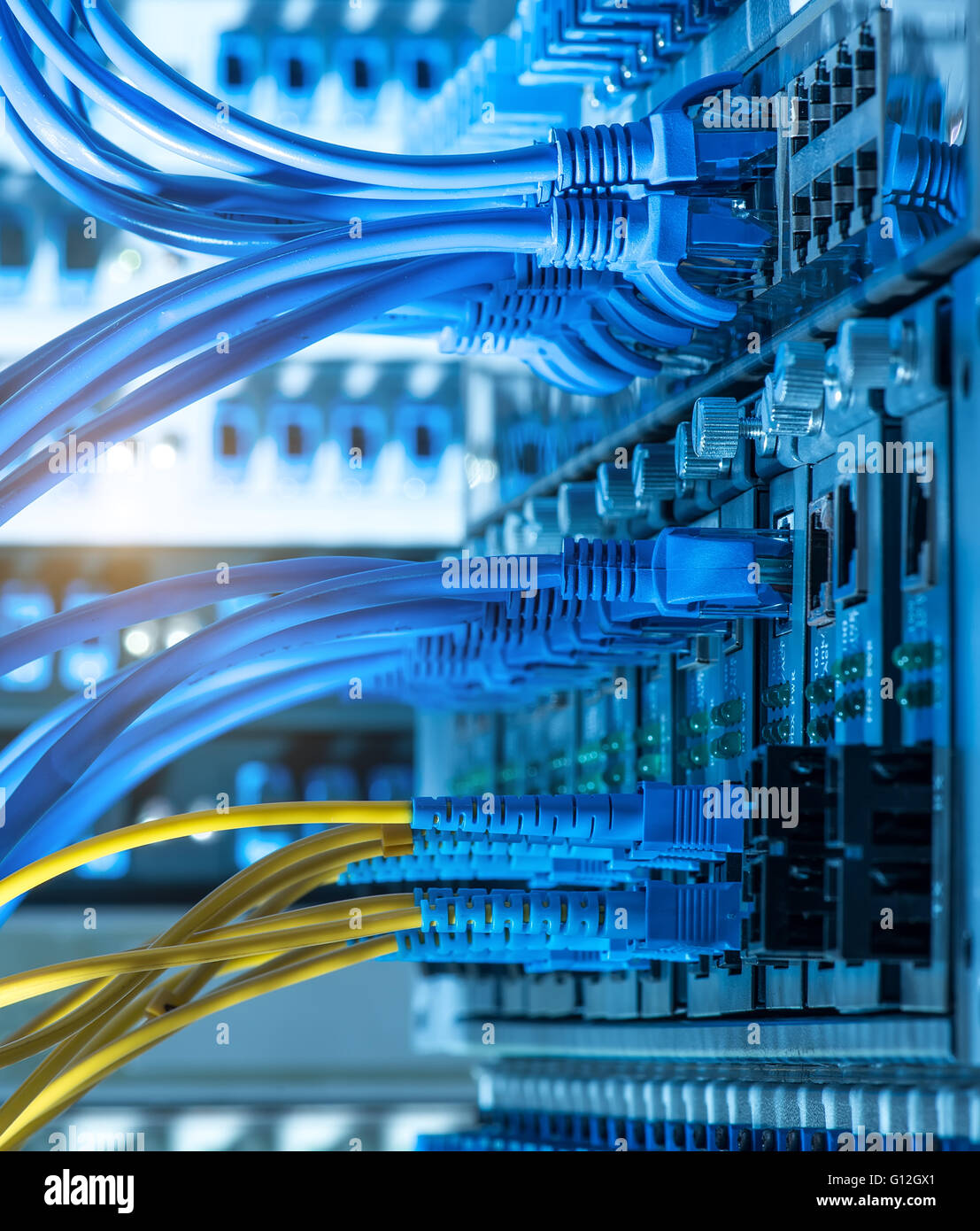 Fiber Optic Kabel angeschlossen, eine Optik Häfen und Netzwerk-Kabel mit Ethernet-Ports verbunden Stockfoto