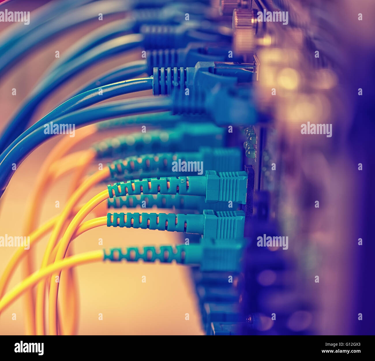 Faser-Optik-Servern und Hardwares in einem Internet-Rechenzentrum Stockfoto
