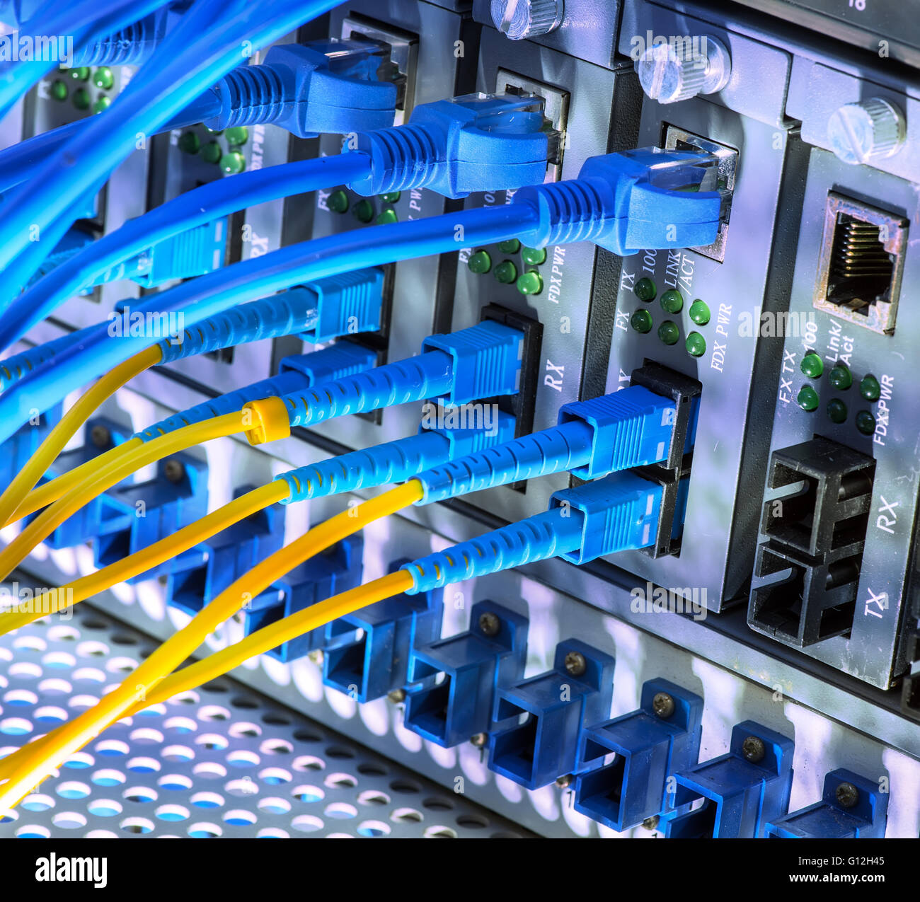 Faser-Optik-Servern und Hardwares in einem Internet-Rechenzentrum Stockfoto