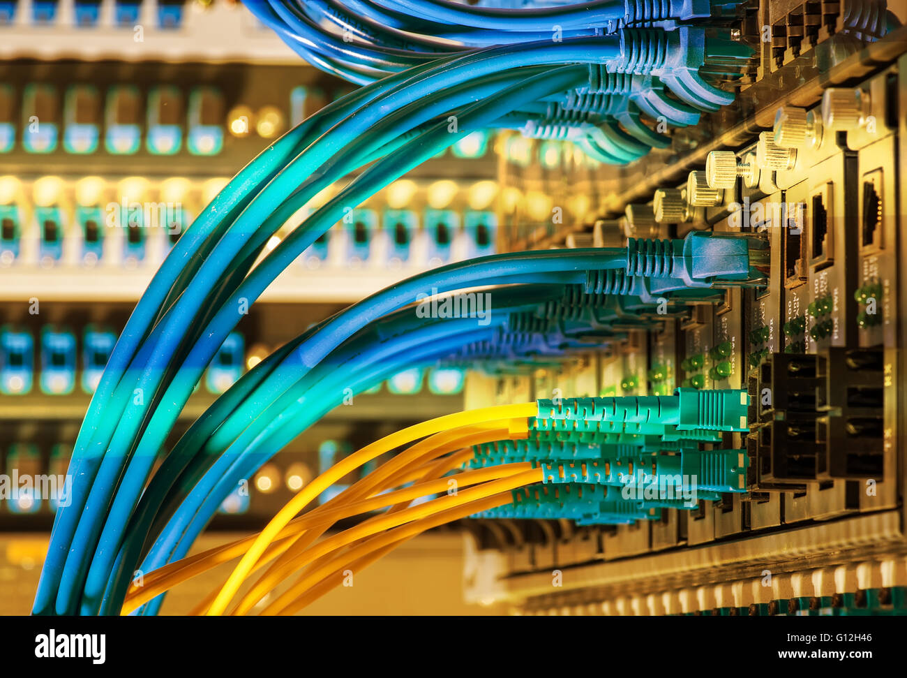 Faser-Optik-Servern und Hardwares in einem Internet-Rechenzentrum Stockfoto