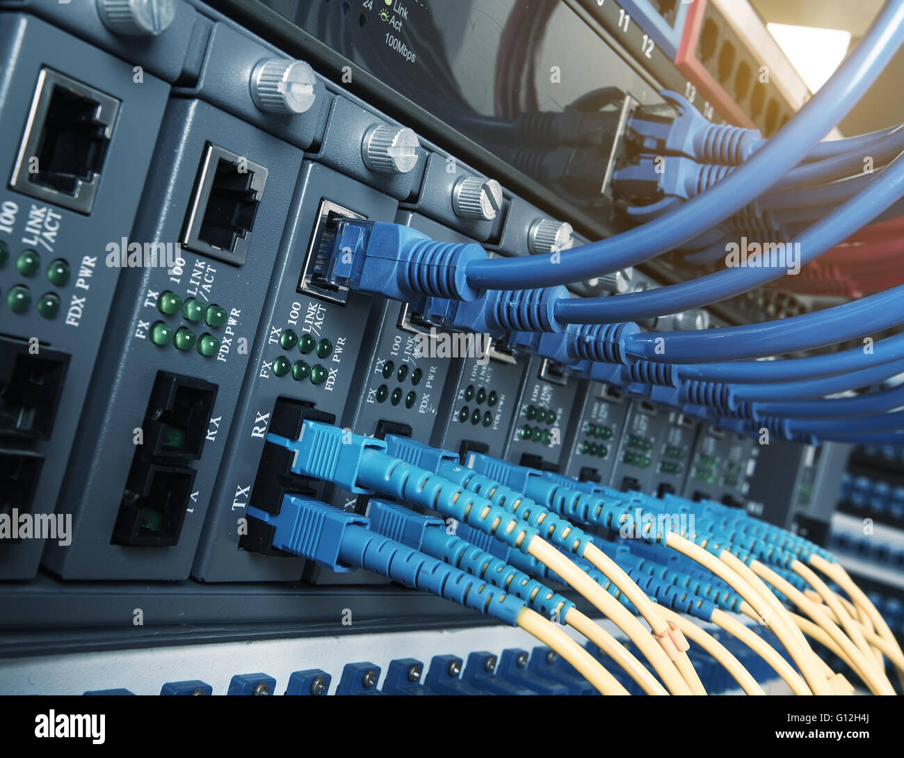 Faser-Optik-Servern und Hardwares in einem Internet-Rechenzentrum Stockfoto