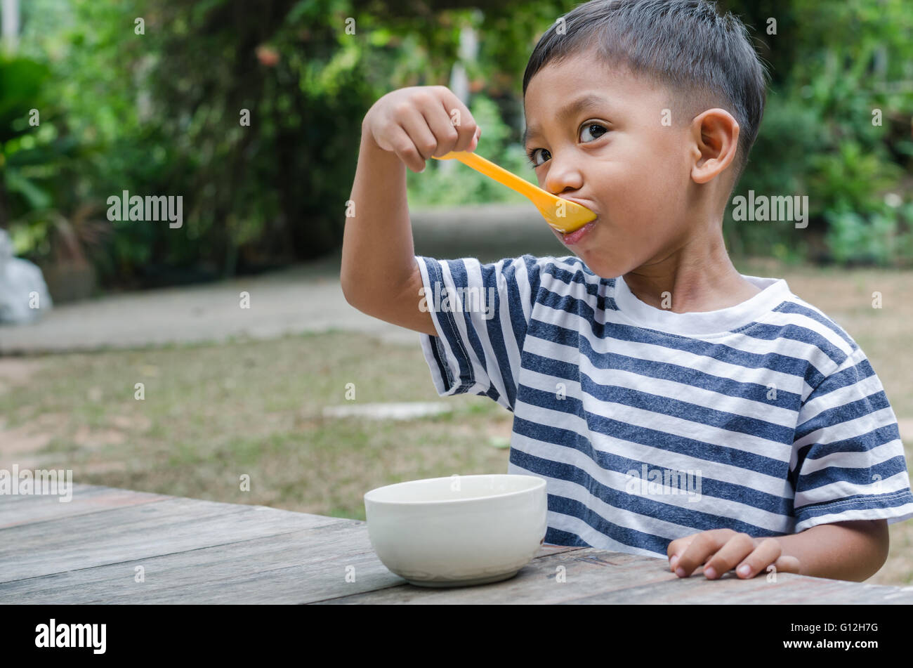 Asiatische Kind essen das Frühstück. Stockfoto