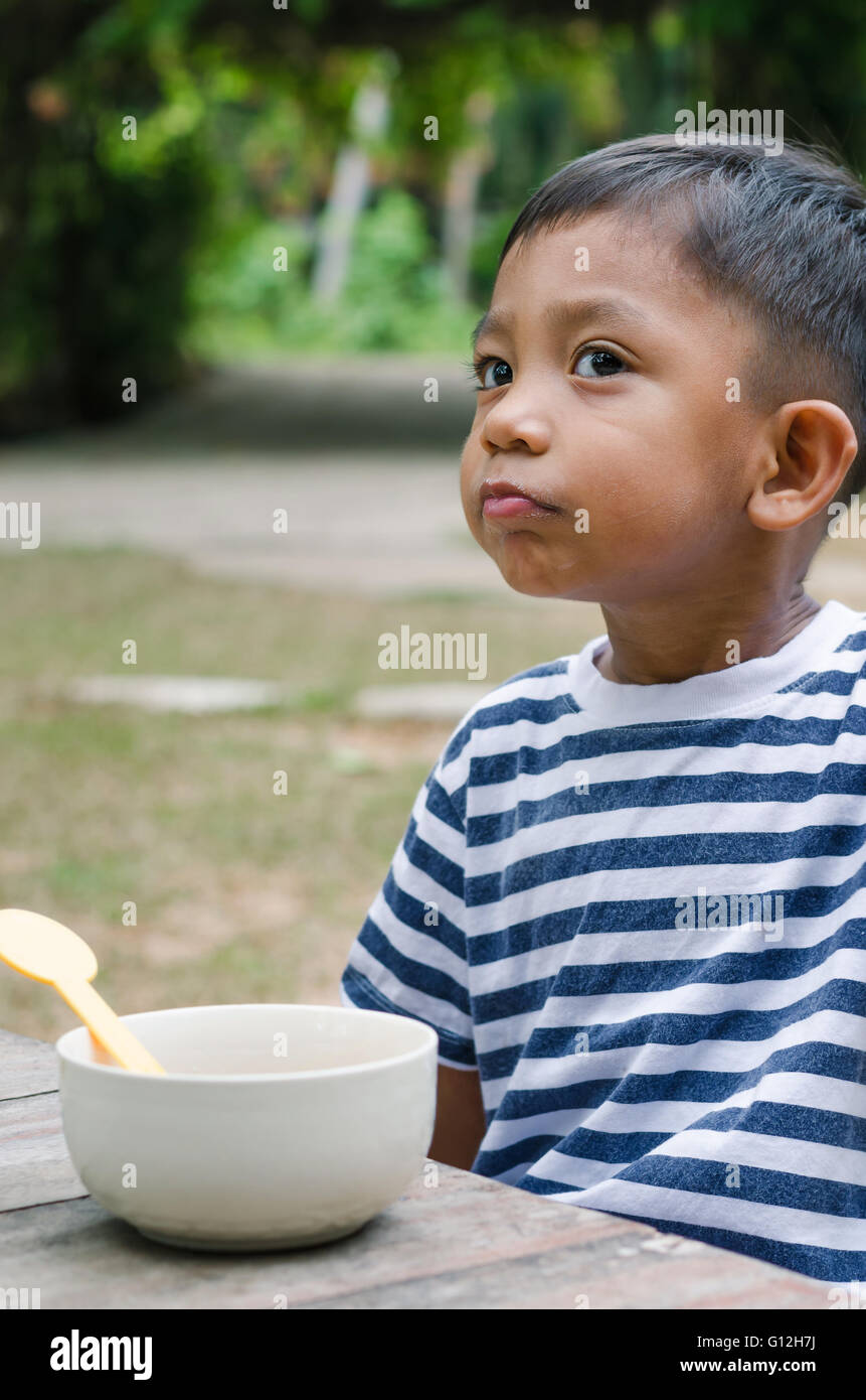 Asiatische Kind warten zu frühstücken. Stockfoto