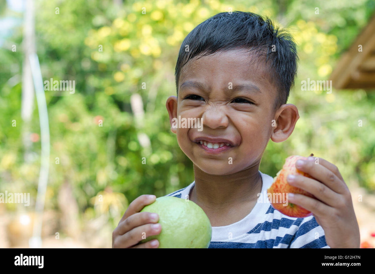 Asiatische Kind genießen Sie Obst zu essen. Stockfoto