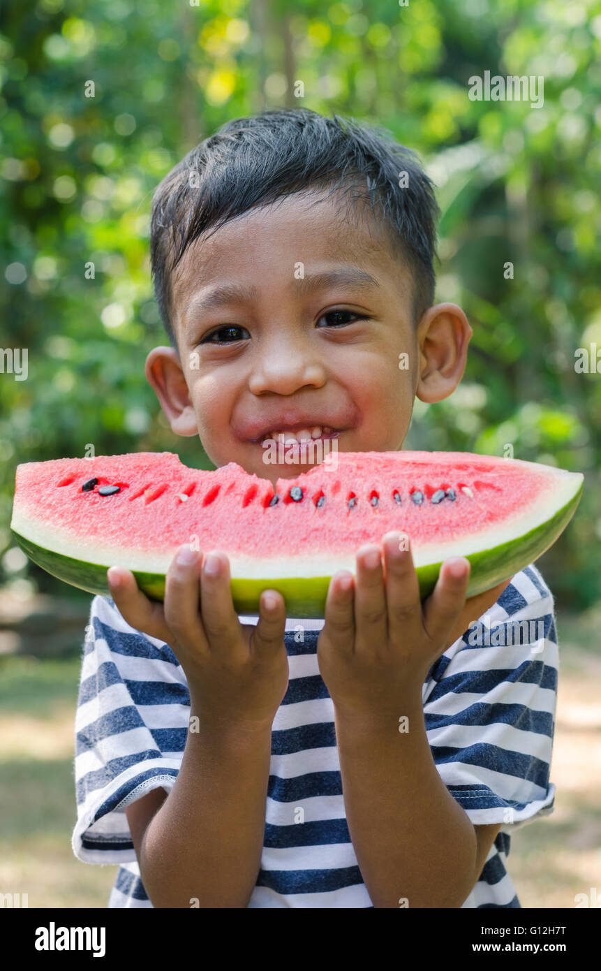 Asiatische Kinder genießen die Wassermelone zu essen. Stockfoto