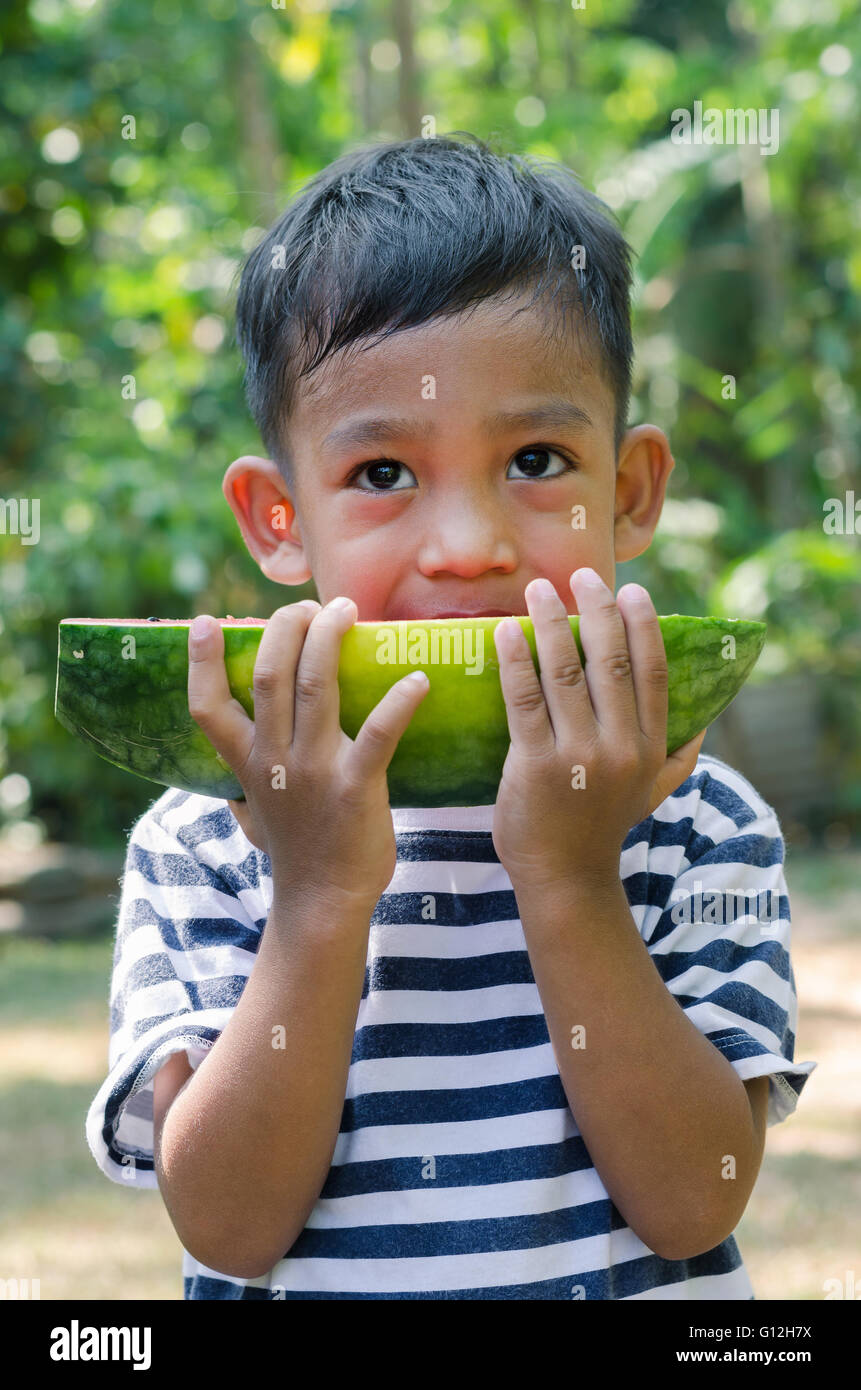 Asiatische Kinder genießen die Wassermelone zu essen. Stockfoto