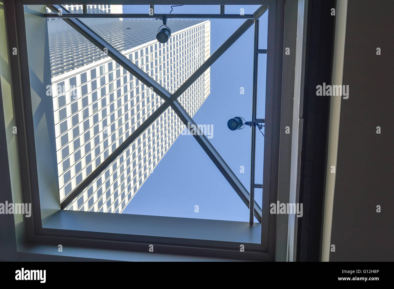 Montreal. Kanada - 12. März 2016: Wolkenkratzer durch das Fenster in der Innenstadt von Montreal. Stockfoto