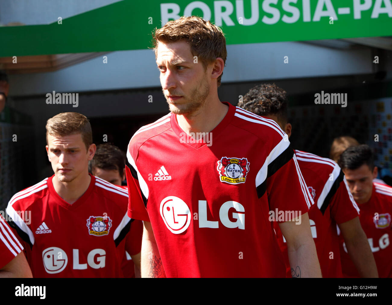 Sport, Fußball, Bundesliga, 2015/2016, Borussia Moenchengladbach gegen Bayer 04 Leverkusen 2:1, Stadion Borussia-Park, einfahren, links Stefan Kießling (Bayer), Lars Bender (Bayer) Stockfoto