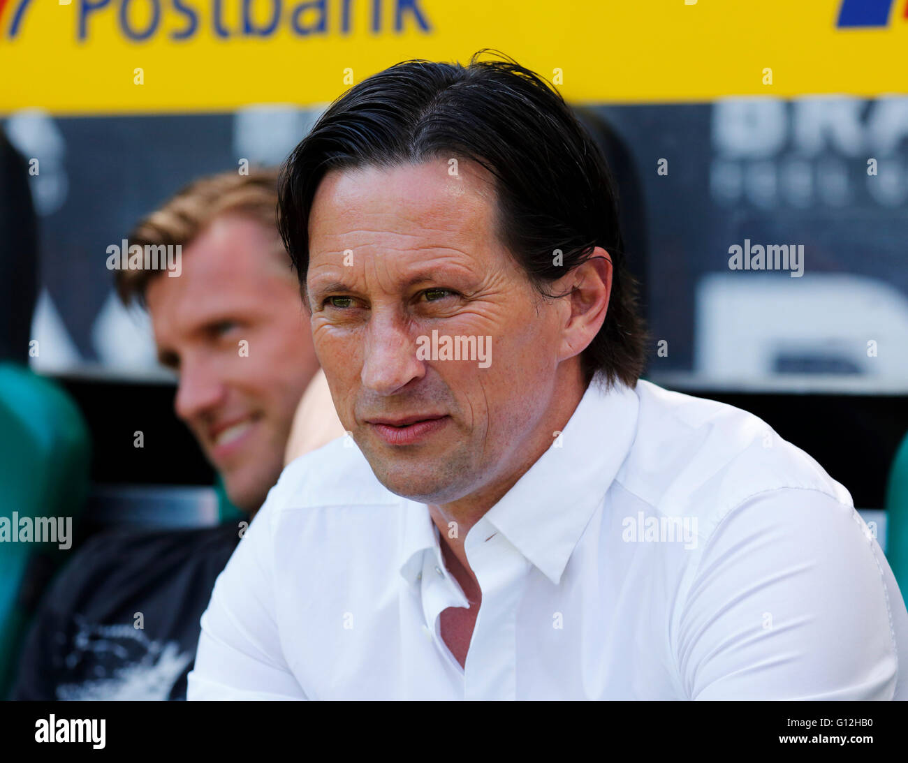 Sport, Fußball, Bundesliga, 2015/2016, Borussia Moenchengladbach gegen Bayer 04 Leverkusen 2:1, Stadion Borussia-Park, Trainer Roger Schmidt (Bayer) Stockfoto