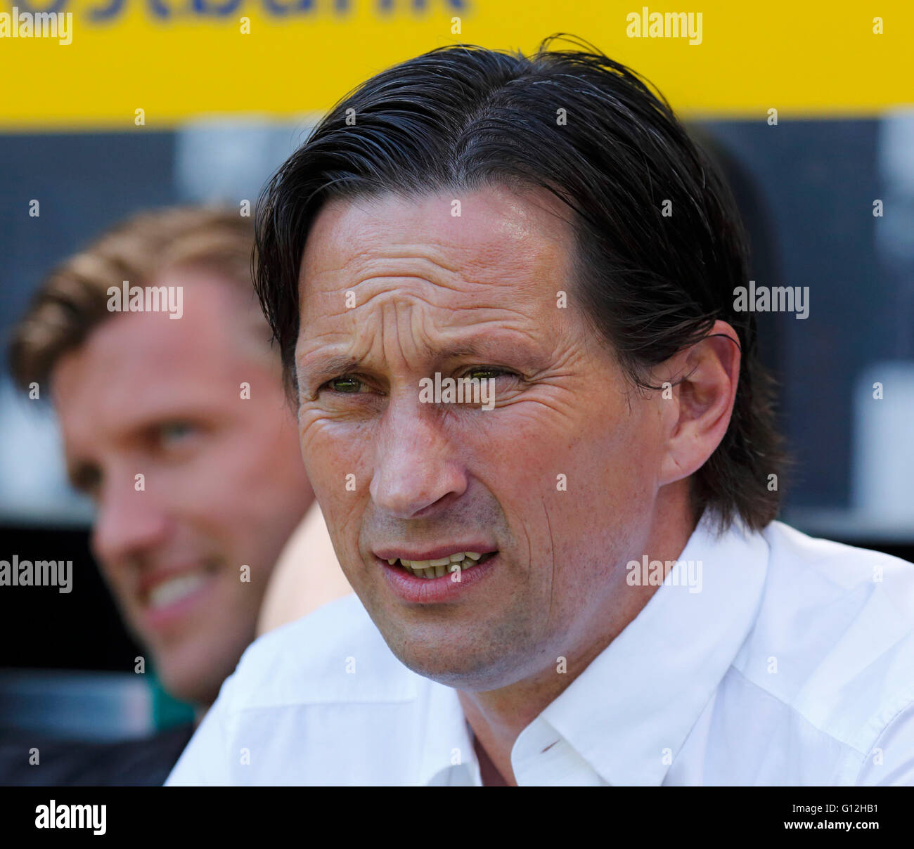 Sport, Fußball, Bundesliga, 2015/2016, Borussia Moenchengladbach gegen Bayer 04 Leverkusen 2:1, Stadion Borussia-Park, Trainer Roger Schmidt (Bayer) Stockfoto