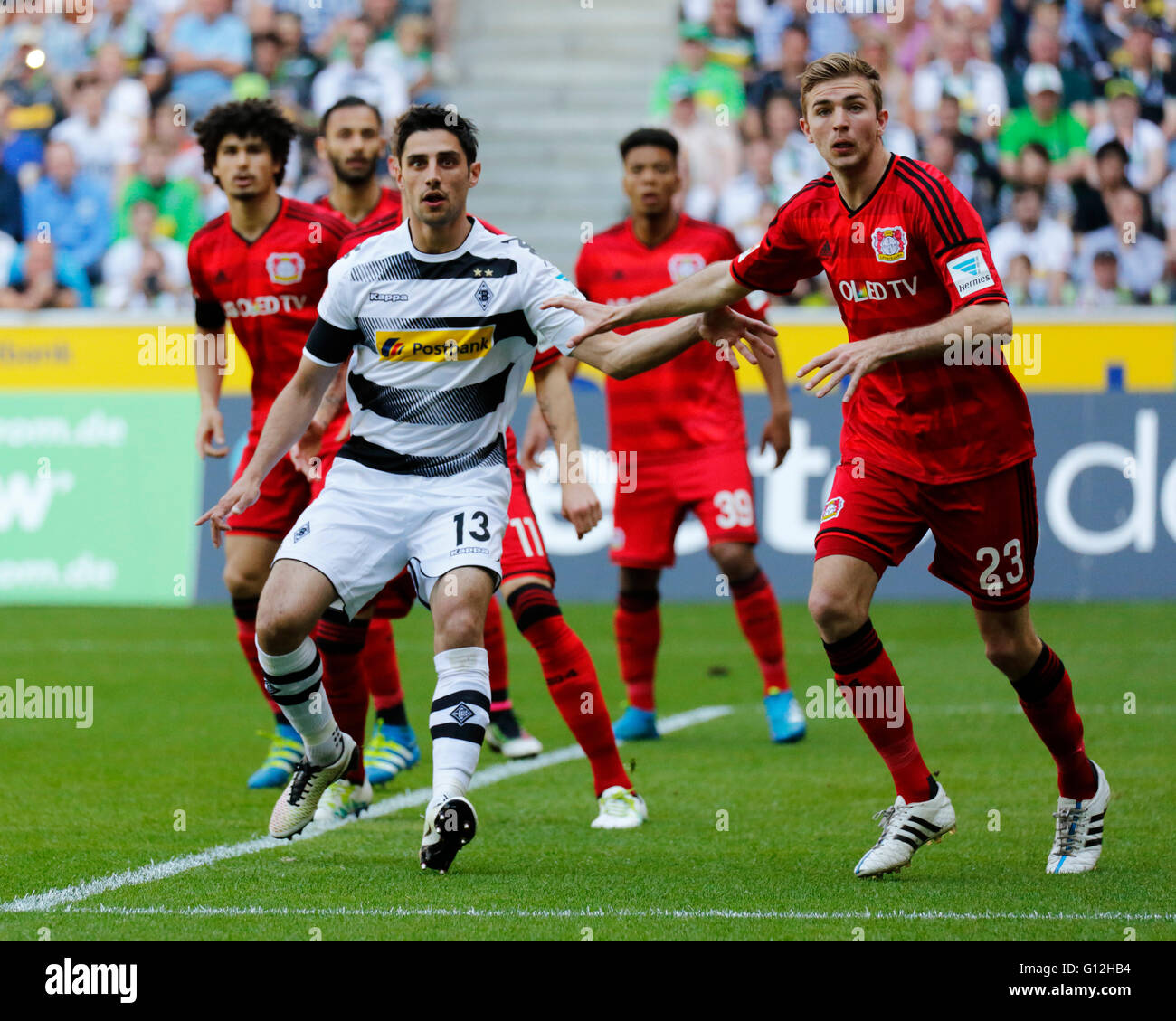 Sport, Fußball, Bundesliga, 2015/2016, Borussia Moenchengladbach gegen Bayer 04 Leverkusen 2:1, Stadion Borussia-Park, Szene des Spiels, vor Lars Stindl (MG), links rechts voraus Christoph Kramer (Bayer) Stockfoto