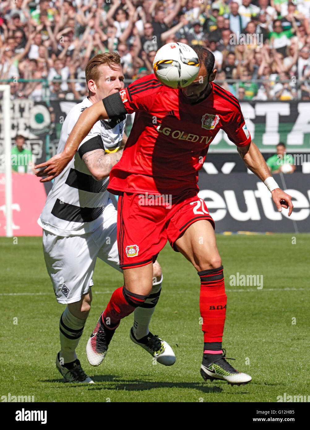 Sport, Fußball, Bundesliga, 2015/2016, Borussia Moenchengladbach gegen Bayer 04 Leverkusen 2:1, Borussia-Park-Stadion, Szene des Spiels, Oemer Toprak (Bayer), hinter Andre Hahn (MG) Stockfoto