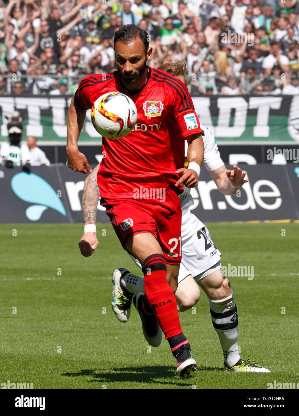 Sport, Fußball, Bundesliga, 2015/2016, Borussia Moenchengladbach gegen Bayer 04 Leverkusen 2:1, Borussia-Park-Stadion, Szene des Spiels, Oemer Toprak (Bayer), hinter Andre Hahn (MG) Stockfoto