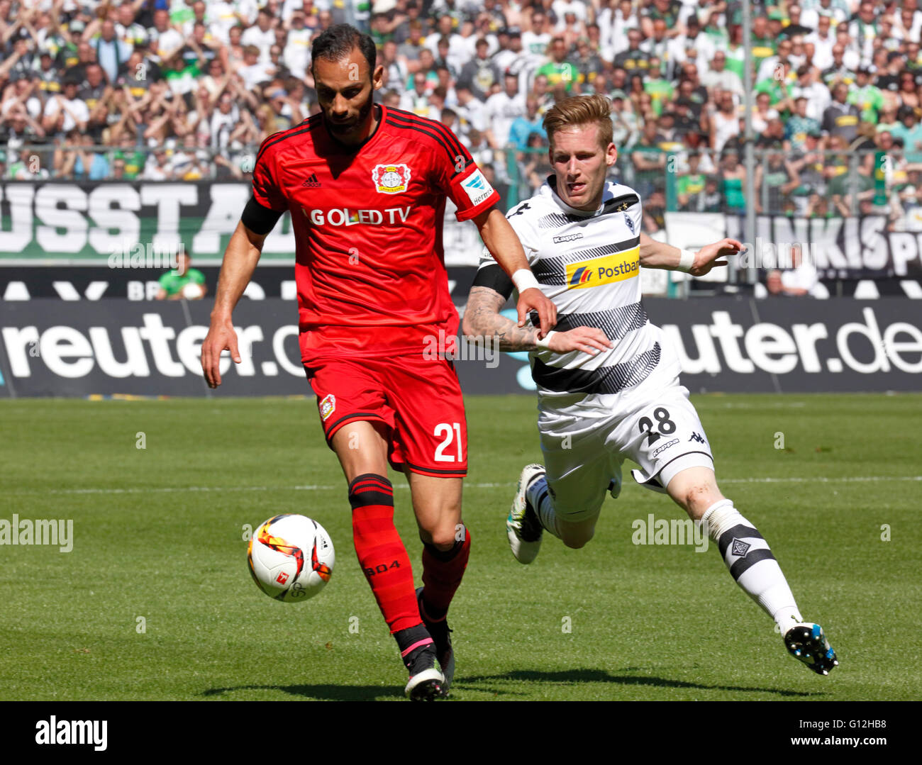Sport, Fußball, Bundesliga, 2015/2016, Borussia Moenchengladbach gegen Bayer 04 Leverkusen 2:1, Stadion Borussia-Park, Szene des Spiels, Oemer Toprak (Bayer) links, rechts Andre Hahn (MG) Stockfoto
