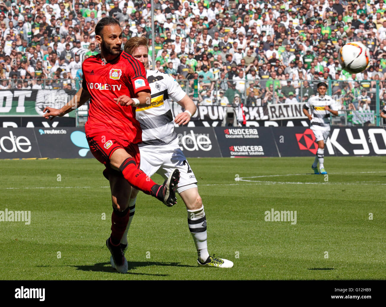 Sport, Fußball, Bundesliga, 2015/2016, Borussia Moenchengladbach gegen Bayer 04 Leverkusen 2:1, Stadion Borussia-Park, Szene des Spiels, überqueren von Oemer Toprak (Bayer) links, hinter Andre Hahn (MG) Stockfoto