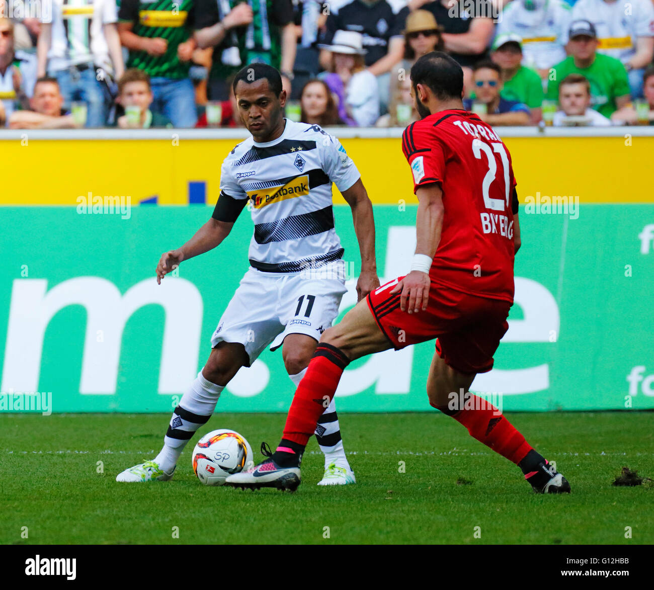 Sport, Fußball, Bundesliga, 2015/2016, Borussia Moenchengladbach gegen Bayer 04 Leverkusen 2:1, Stadion Borussia-Park, Szene des Spiels, Raffael (MG) links und Oemer Toprak (Bayer) Stockfoto