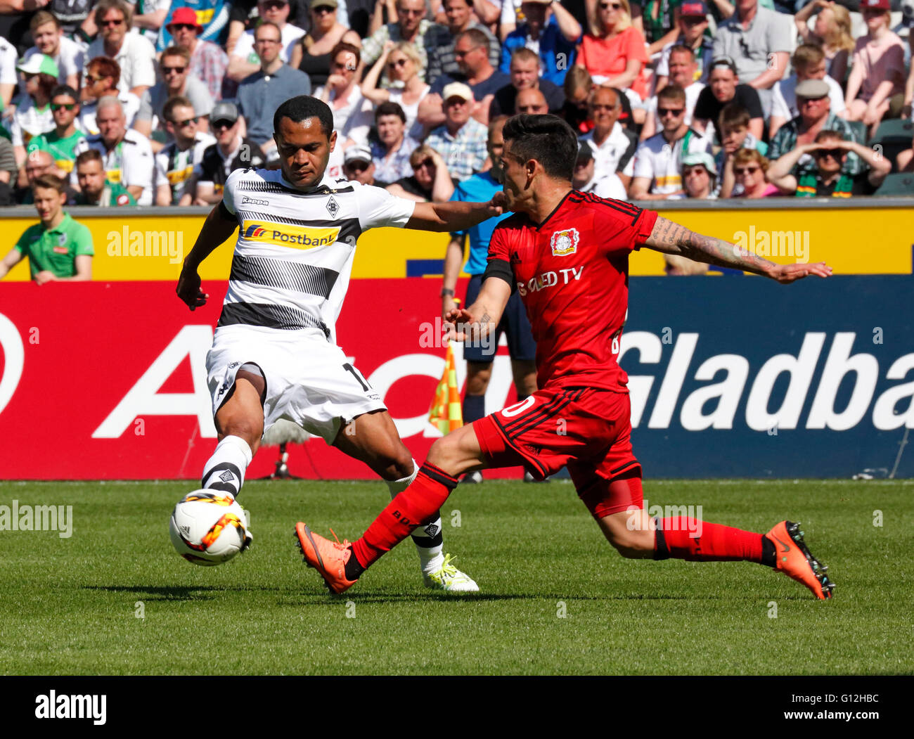 Sport, Fußball, Bundesliga, 2015/2016, Borussia Moenchengladbach gegen Bayer 04 Leverkusen 2:1, Stadion Borussia-Park, Szene des Spiels, Raffael (MG) links und Charles Aranguiz (Bayer) Stockfoto