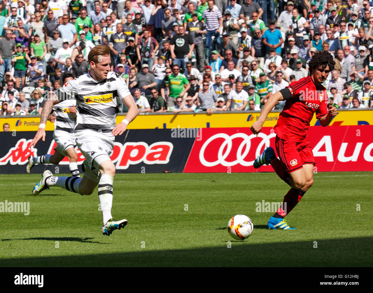 Sport, Fußball, Bundesliga, 2015/2016, Borussia Moenchengladbach gegen Bayer 04 Leverkusen 2:1, Stadion Borussia-Park, Szene des Spiels, Andre Hahn (MG) links und Andre Ramalho Silva (Bayer) Stockfoto