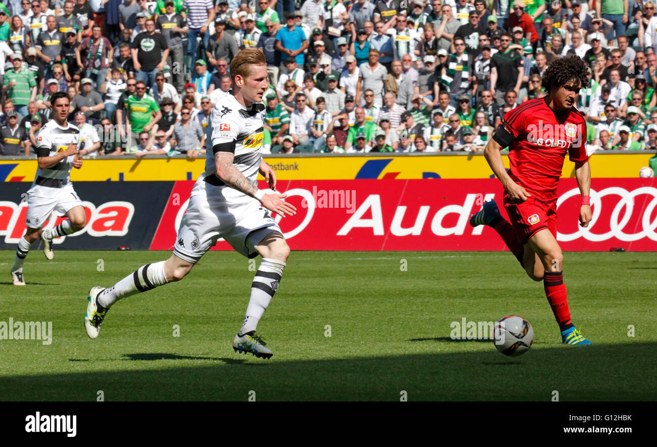 Sport, Fußball, Bundesliga, 2015/2016, Borussia Moenchengladbach gegen Bayer 04 Leverkusen 2:1, Stadion Borussia-Park, Szene des Spiels, Andre Hahn (MG) links und Andre Ramalho Silva (Bayer) Stockfoto