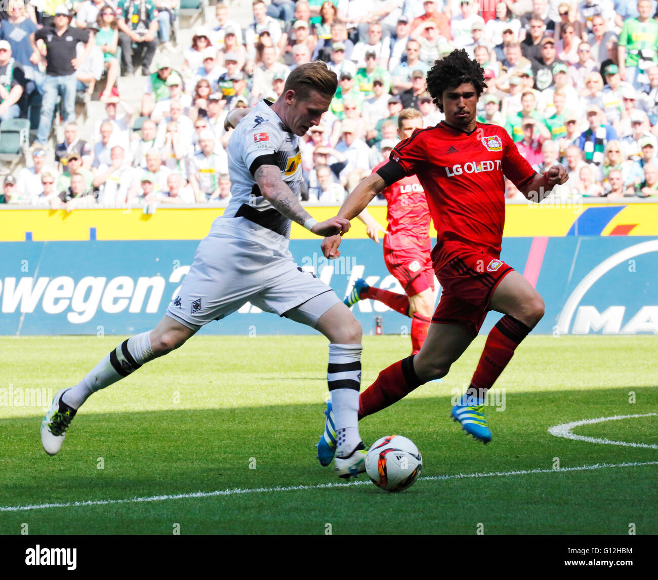 Sport, Fußball, Bundesliga, 2015/2016, Borussia Moenchengladbach gegen Bayer 04 Leverkusen 2:1, Stadion Borussia-Park, Szene des Spiels, Andre Hahn (MG) links und Andre Ramalho Silva (Bayer) Stockfoto