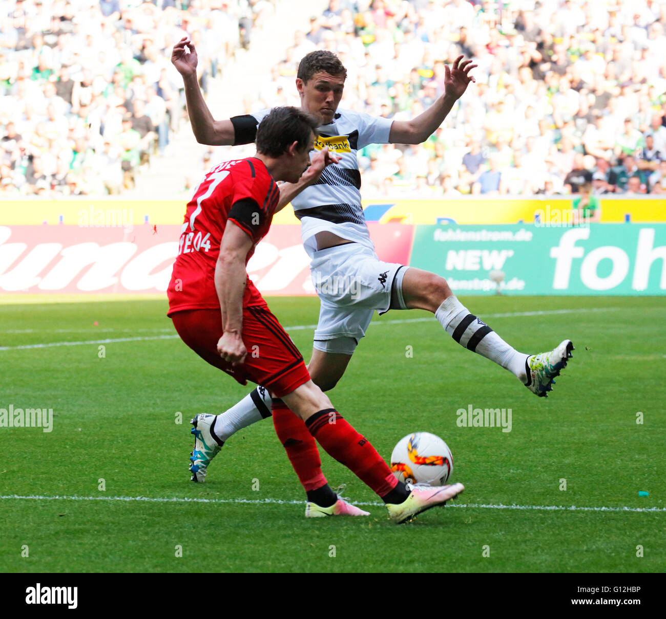 Sport, Fußball, Bundesliga, 2015/2016, Borussia Moenchengladbach gegen Bayer 04 Leverkusen 2:1, Borussia-Park-Stadion, Szene des Spiels, Robbie Kruse (Bayer) links und Andreas Christensen (MG) Stockfoto