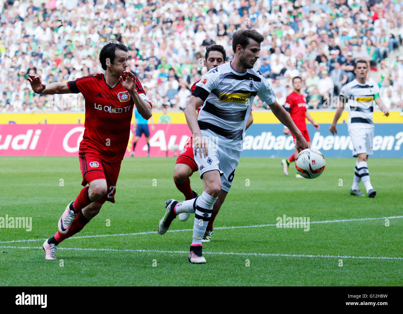 Sport, Fußball, Bundesliga, 2015/2016, Borussia Moenchengladbach gegen Bayer 04 Leverkusen 2:1, Borussia-Park-Stadion, Szene des Spiels, Robbie Kruse (Bayer) links und Havard Nordtveit (MG), hinter Hakan Calhanoglu (Bayer) Stockfoto