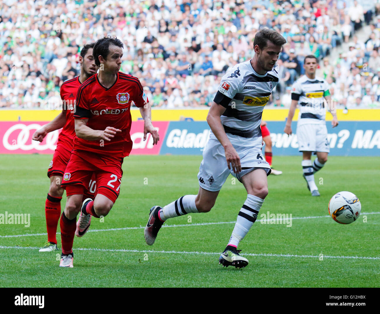 Sport, Fußball, Bundesliga, 2015/2016, Borussia Moenchengladbach gegen Bayer 04 Leverkusen 2:1, Borussia-Park-Stadion, Szene des Spiels, Robbie Kruse (Bayer) links und Havard Nordtveit (MG), hinter Hakan Calhanoglu (Bayer) Stockfoto