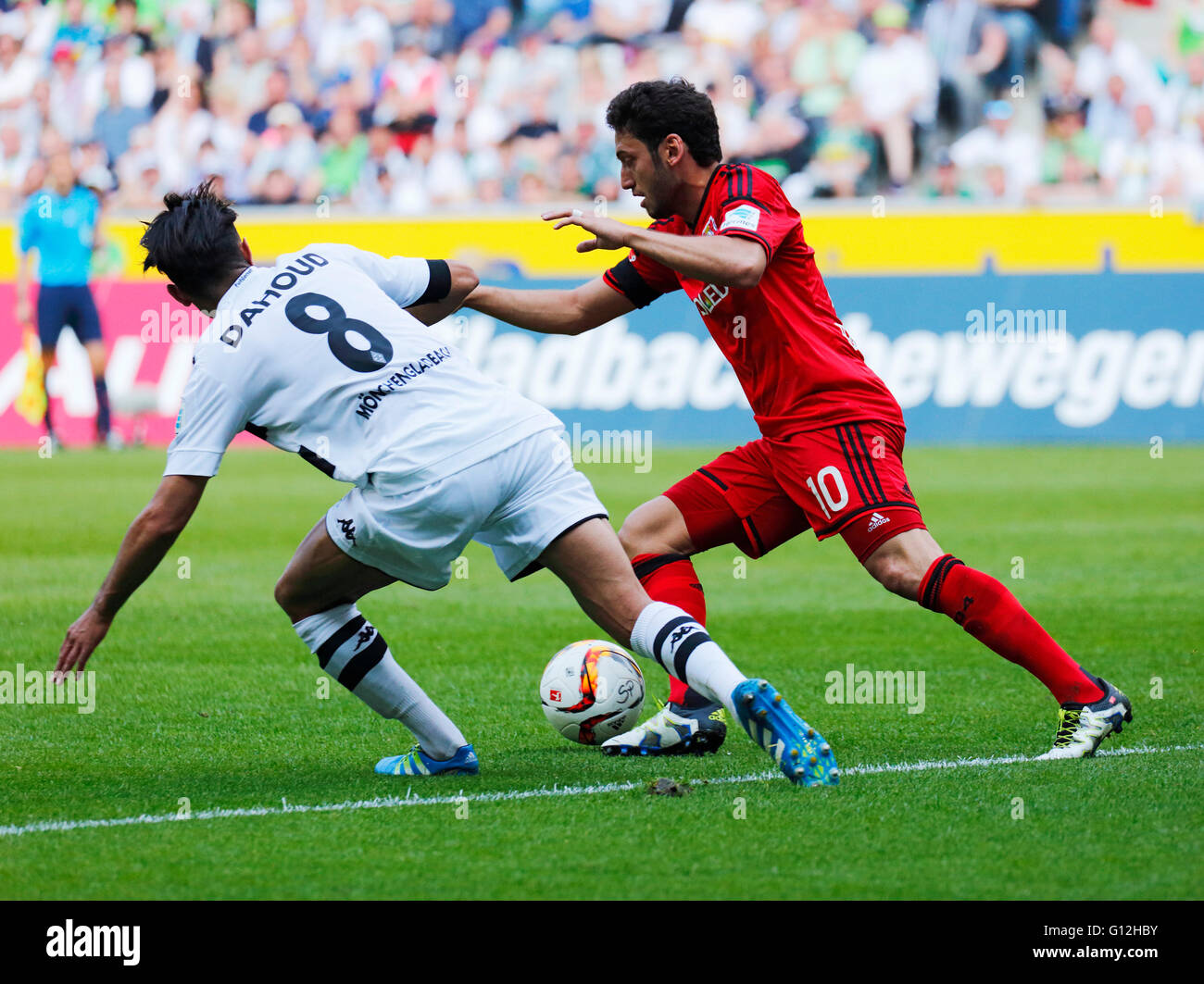 Sport, Fußball, Bundesliga, 2015/2016, Borussia Moenchengladbach gegen Bayer 04 Leverkusen 2:1, Stadion Borussia-Park, Szene des Spiels, Hakan Calhanoglu (Bayer) rechts und Mahmoud Dahoud (MG) Stockfoto