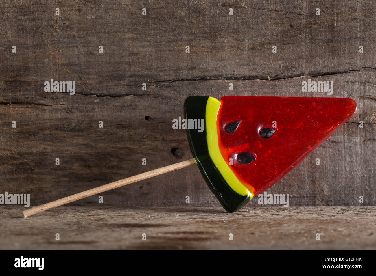 Lutscher in Form einer Wassermelone über hölzerne Hintergrund Stockfoto