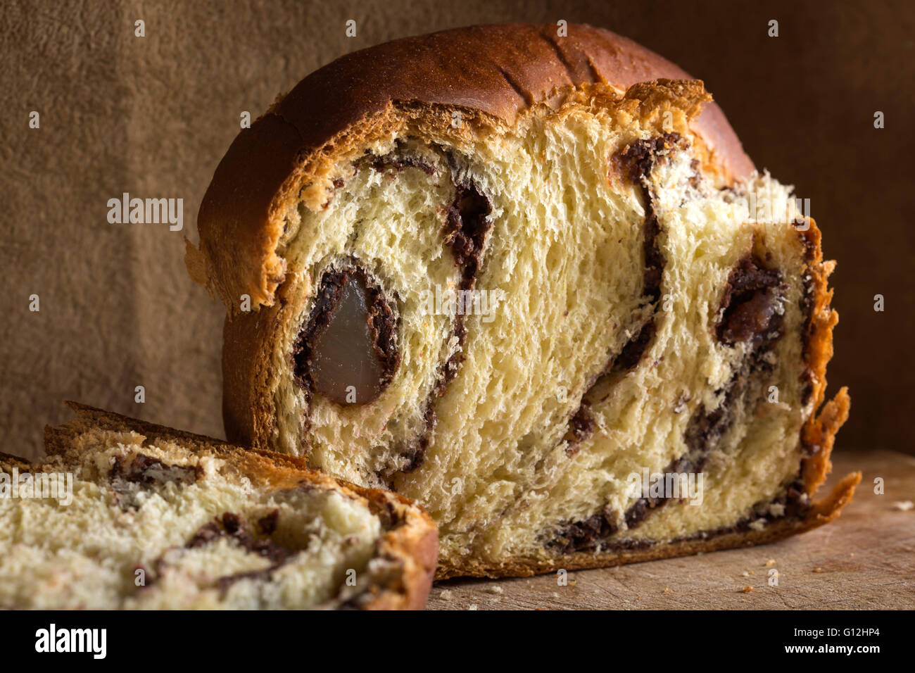 Rumänische traditionelle Biskuit - Cozonac über hölzerne Hintergrund Stockfoto