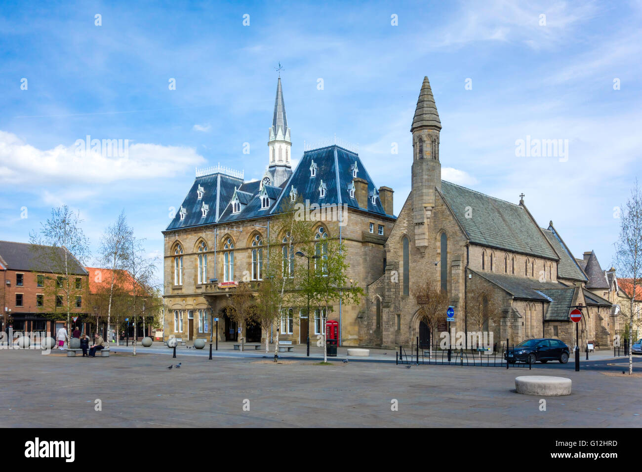 Rathaus und St.-Annen Kirche Marktplatz Bishop Auckland, Co. Durham UK Stockfoto