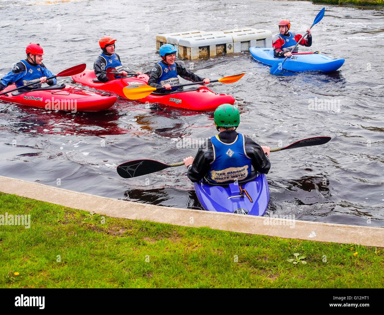 Gruppe von fünf Kanuten auf dem Tees Barrage International White Water Centre-Kurs Stockfoto