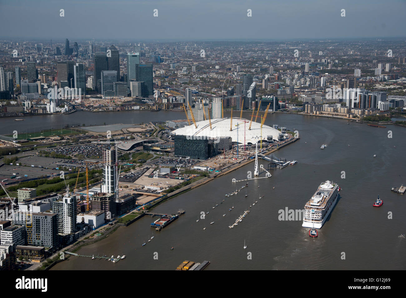 Pic zeigt Greenwich Peninsula Canary Wharf und die Themse Stockfoto