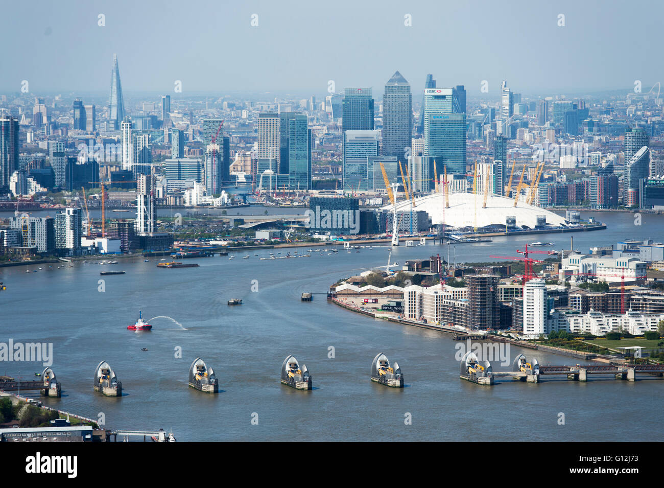 Bild zeigt die Thames Barrier Greenwich Halbinsel Canary Wharf und die Themse Stockfoto