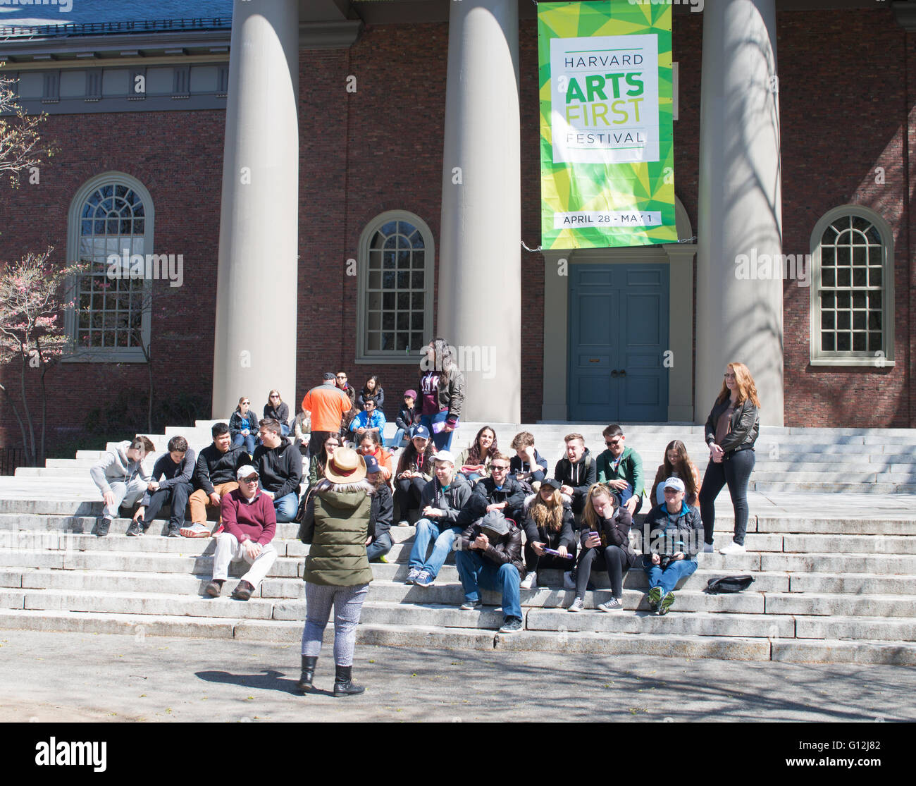 Eine Gruppe von Besuchern mit einem Reiseführer auf den Stufen des Memorial Church, Harvard University, Cambridge, Massachusetts, USA Stockfoto