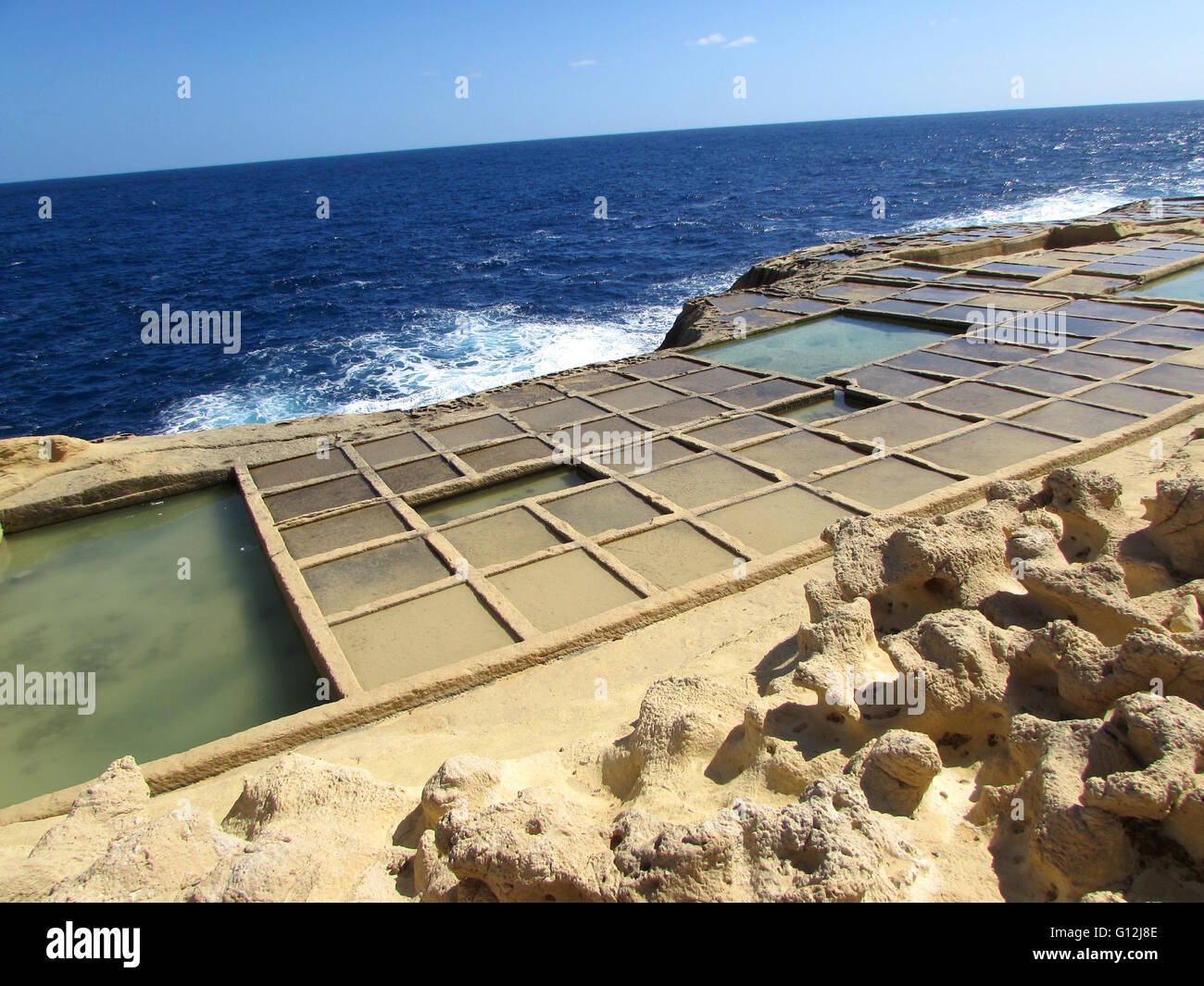 Xwejni Salz Pfannen, Gozo Stockfoto