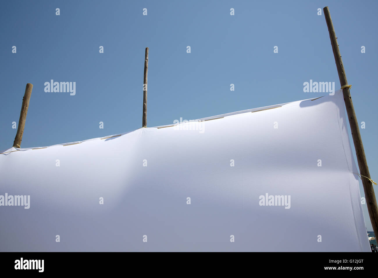 Nahaufnahme eines leeren weißen Leinwand gegen blauen Himmel Stockfoto