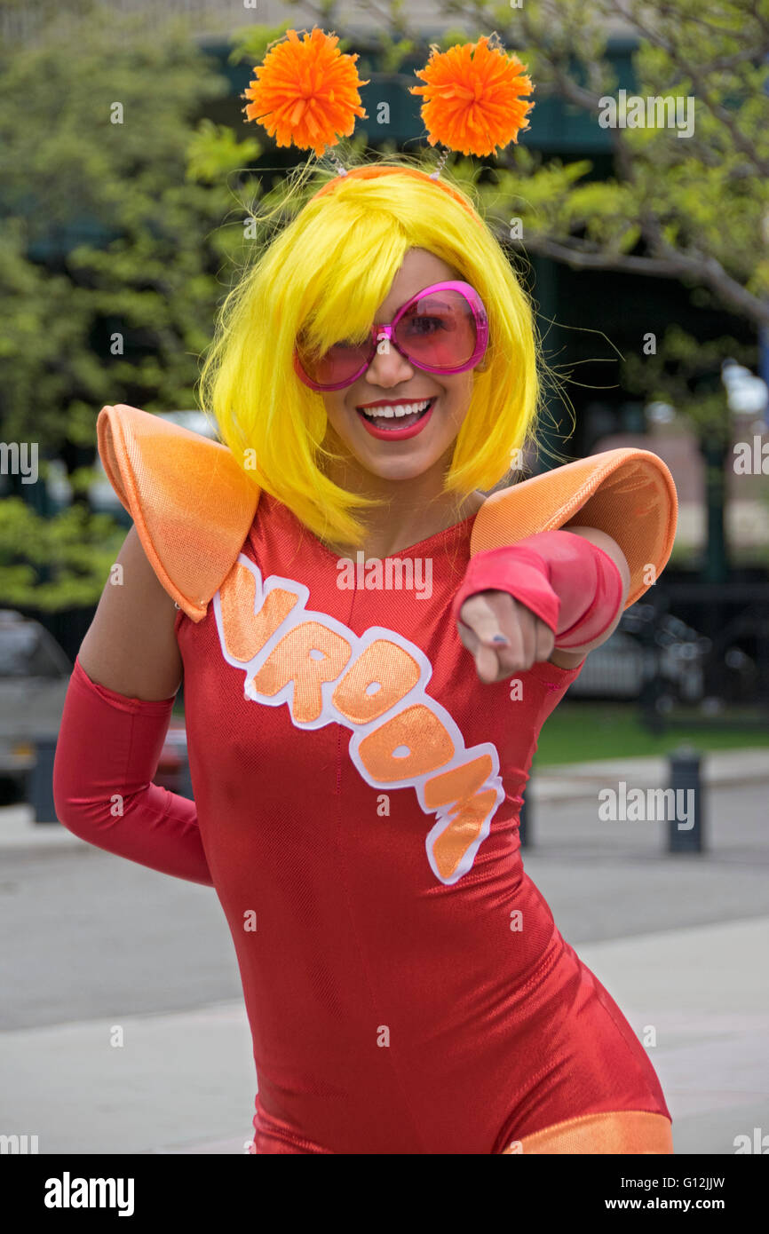 Eine schöne schlanke Modell in einem Raum-Kostüm mit einer gelben Perücke und Antennen, die Werbung für ein Rock-Konzert im Citi Field in New York City. Stockfoto